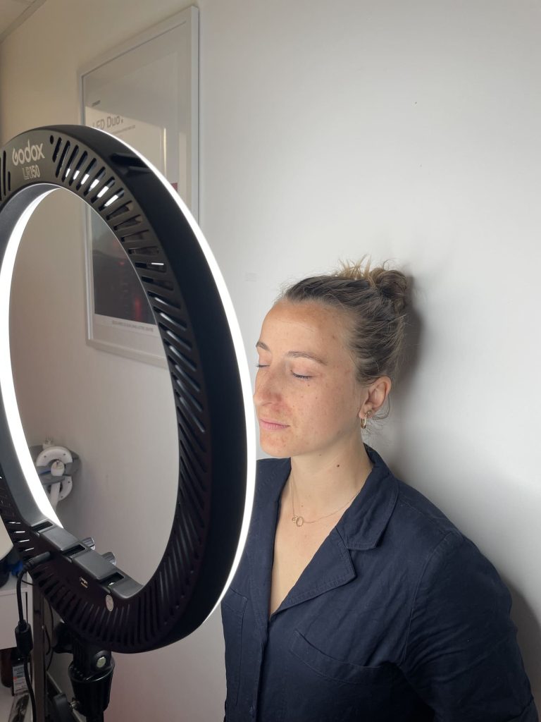 Moment de soin du visage au centre Maison Loudermea
